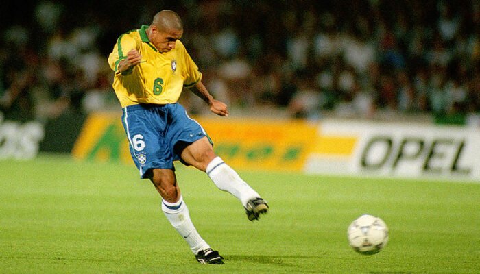 Roberto Carlos: Bek Kiri Paling Berbahaya yang Pernah Dimiliki Dunia